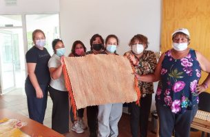 Mujeres de Sierra Gorda inician capacitación en productos textiles