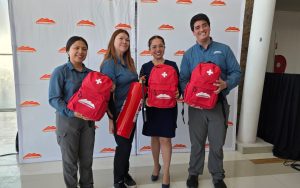 Municipio y Sierra Gorda SCM hacen entrega de kits de emergencia a la comunidad