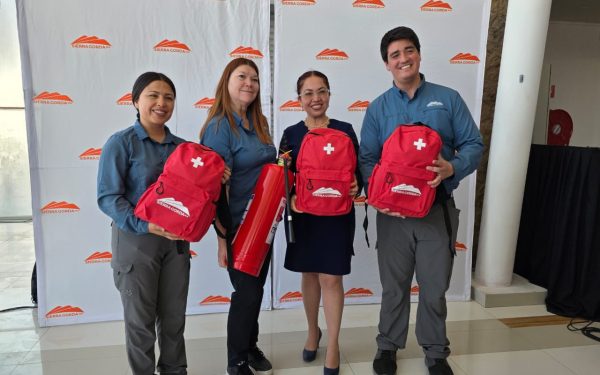 Municipio y Sierra Gorda SCM hacen entrega de kits de emergencia a la comunidad