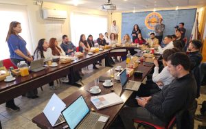 Alcaldesa de Sierra Gorda lidera alianza minera para reconstruir escuelas afectadas por incendios en el sur