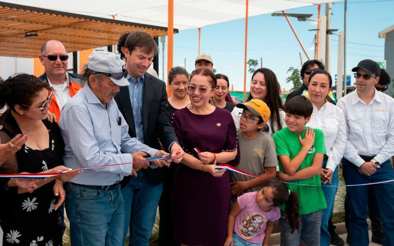 Municipio y BHP Spence inauguran nueva plaza comunitaria en Sierra Gorda