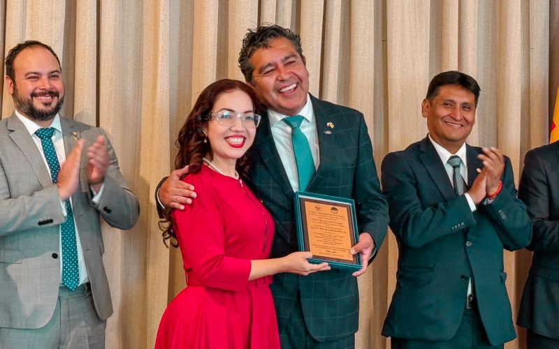 Autoridades de Sierra Gorda y Maria Elena entregaron distintivo al alcalde de Calama por 147 aniversario de la ciudad