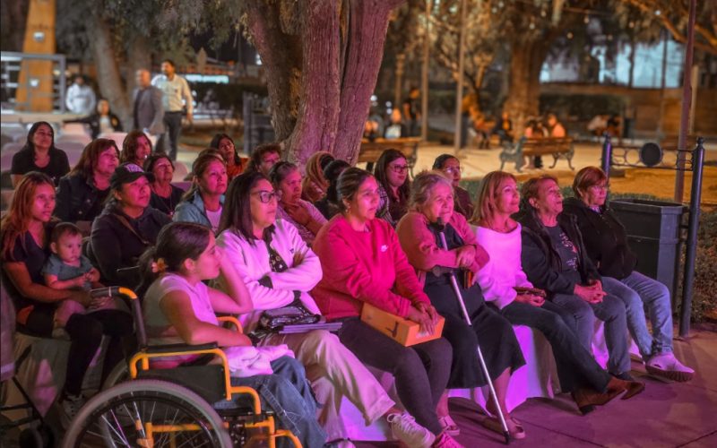 Municipalidad de Sierra Gorda realizó cierre del Mes de la Mujer con talleres y presentación musical de Daniela Castillo