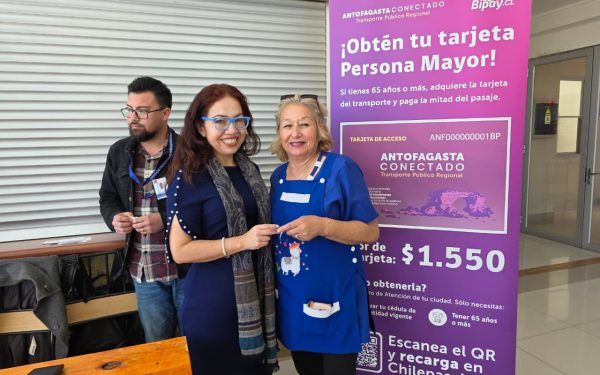 SIERRA GORDA FORTALECE LA CONECTIVIDAD DE SUS ADULTOS MAYORES CON ENTREGA DE 400 TARJETAS DE TRANSPORTE
